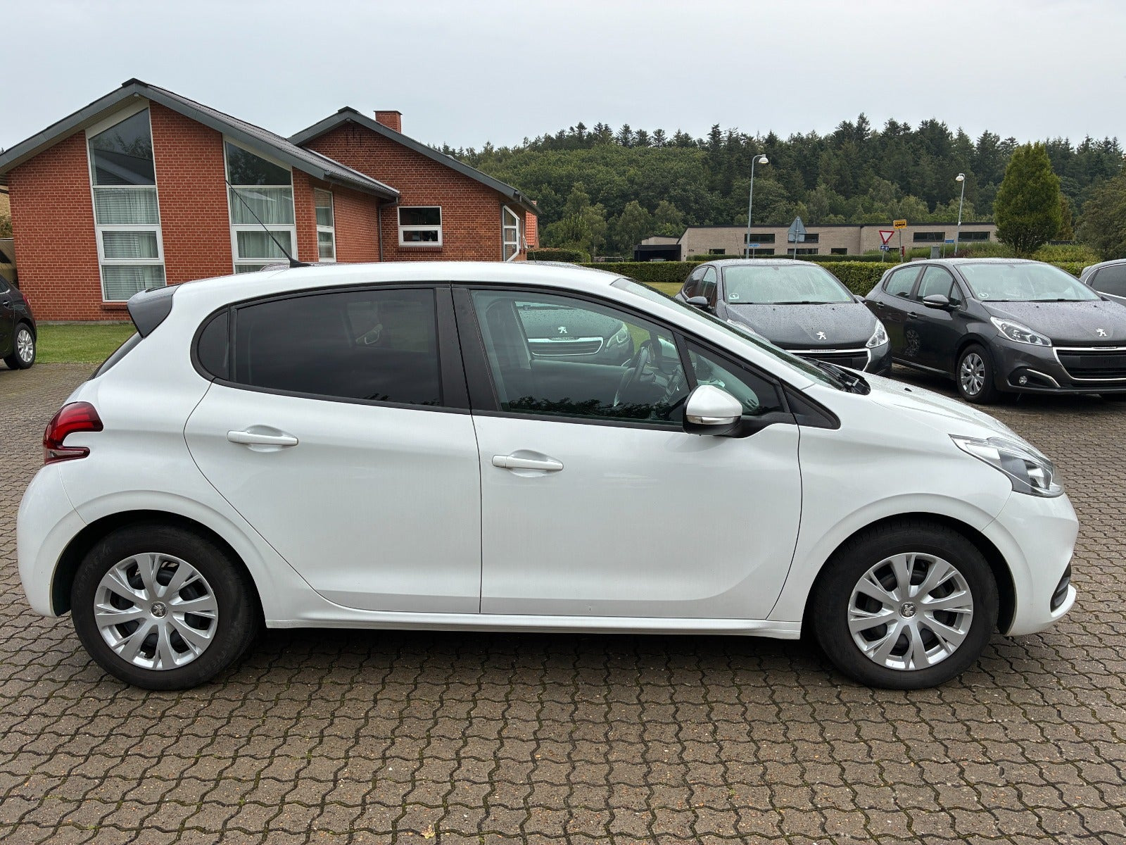 Hvid Peugeot 208 fra 2017