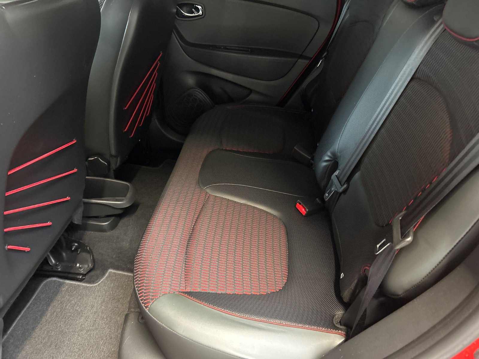 Rød Renault Captur fra 2015