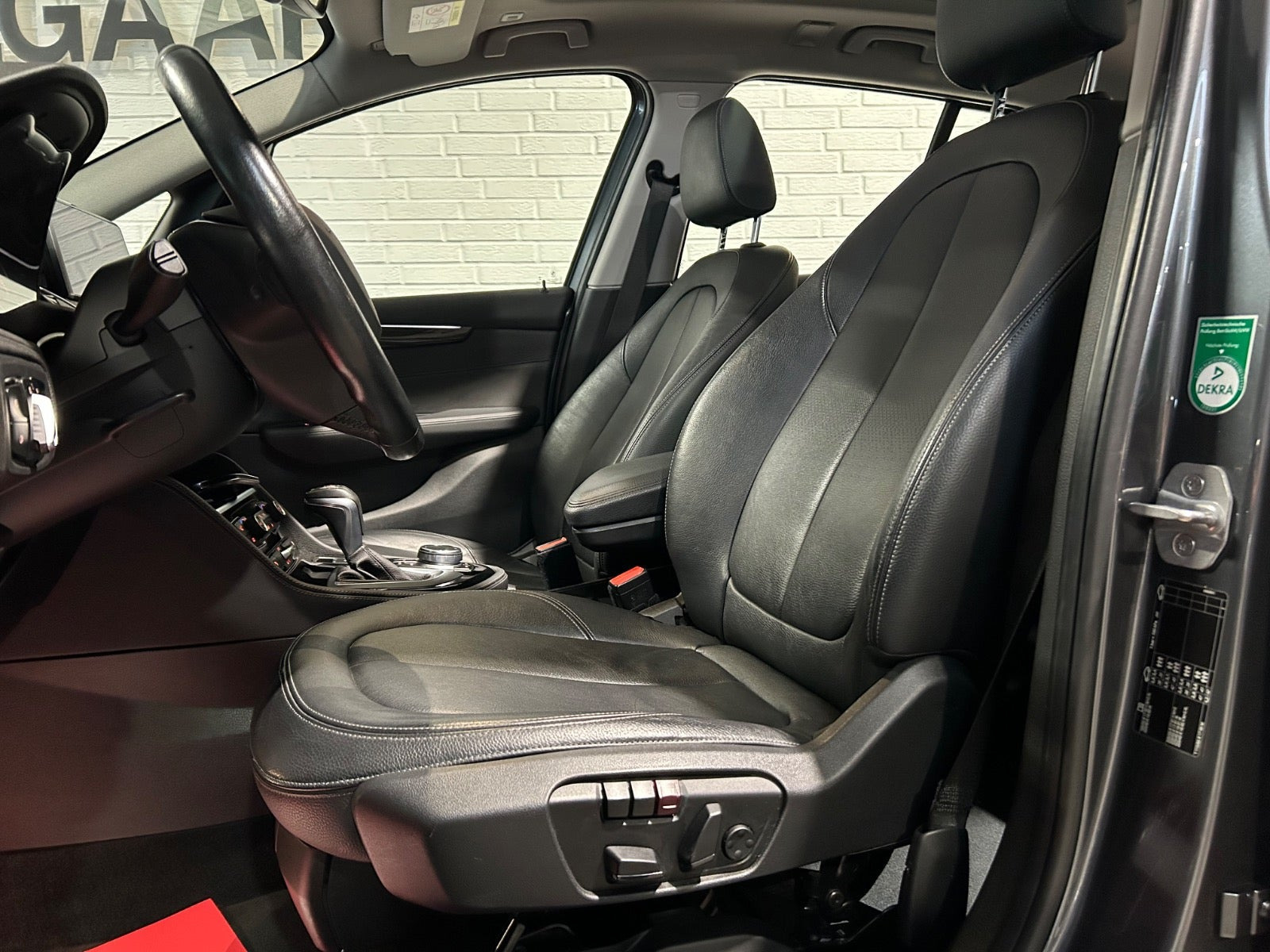 Grå BMW 220i fra 2017