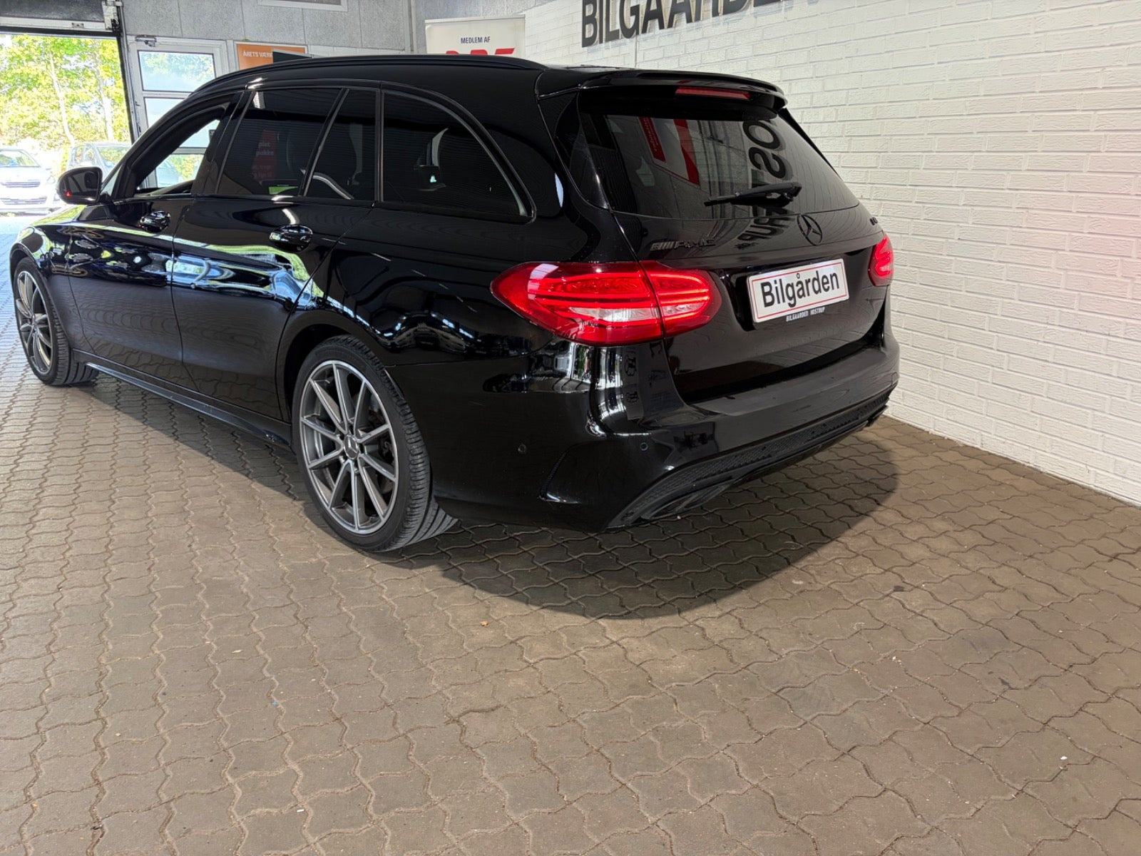 Sort Mercedes C43 fra 2016