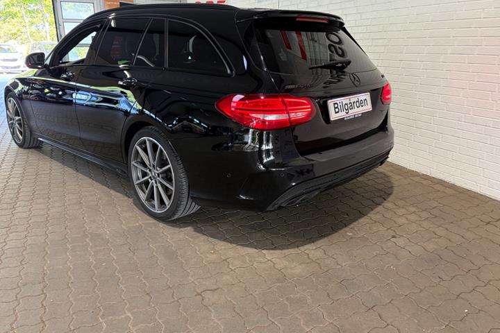 Sort Mercedes C43 fra 2016
