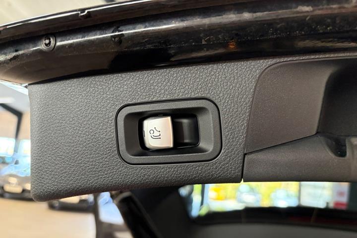 Sort Mercedes C43 fra 2016
