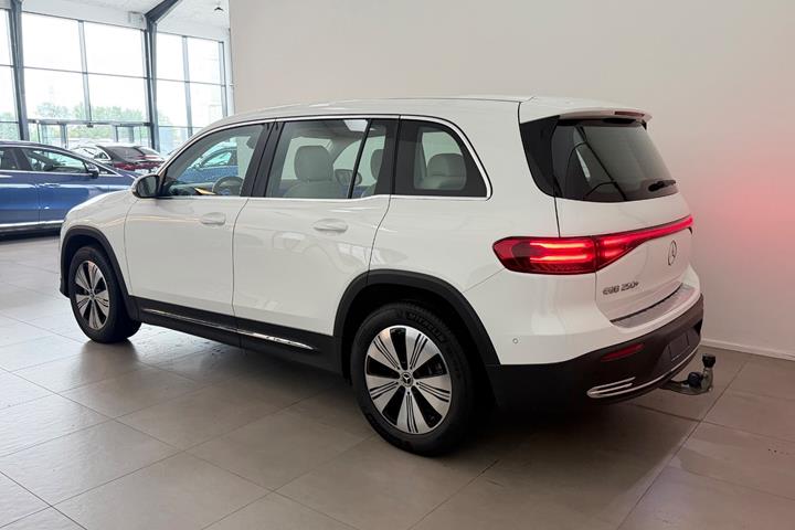 Hvid Mercedes EQB250+ fra 2026
