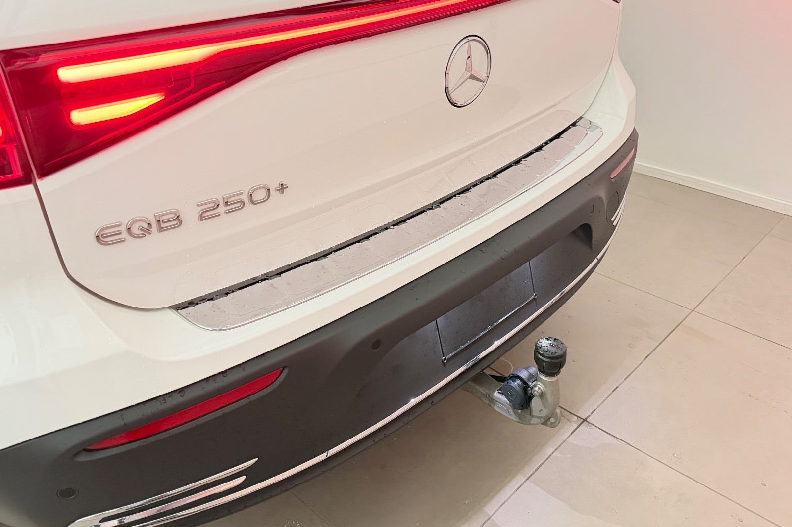 Hvid Mercedes EQB250+ fra 2026