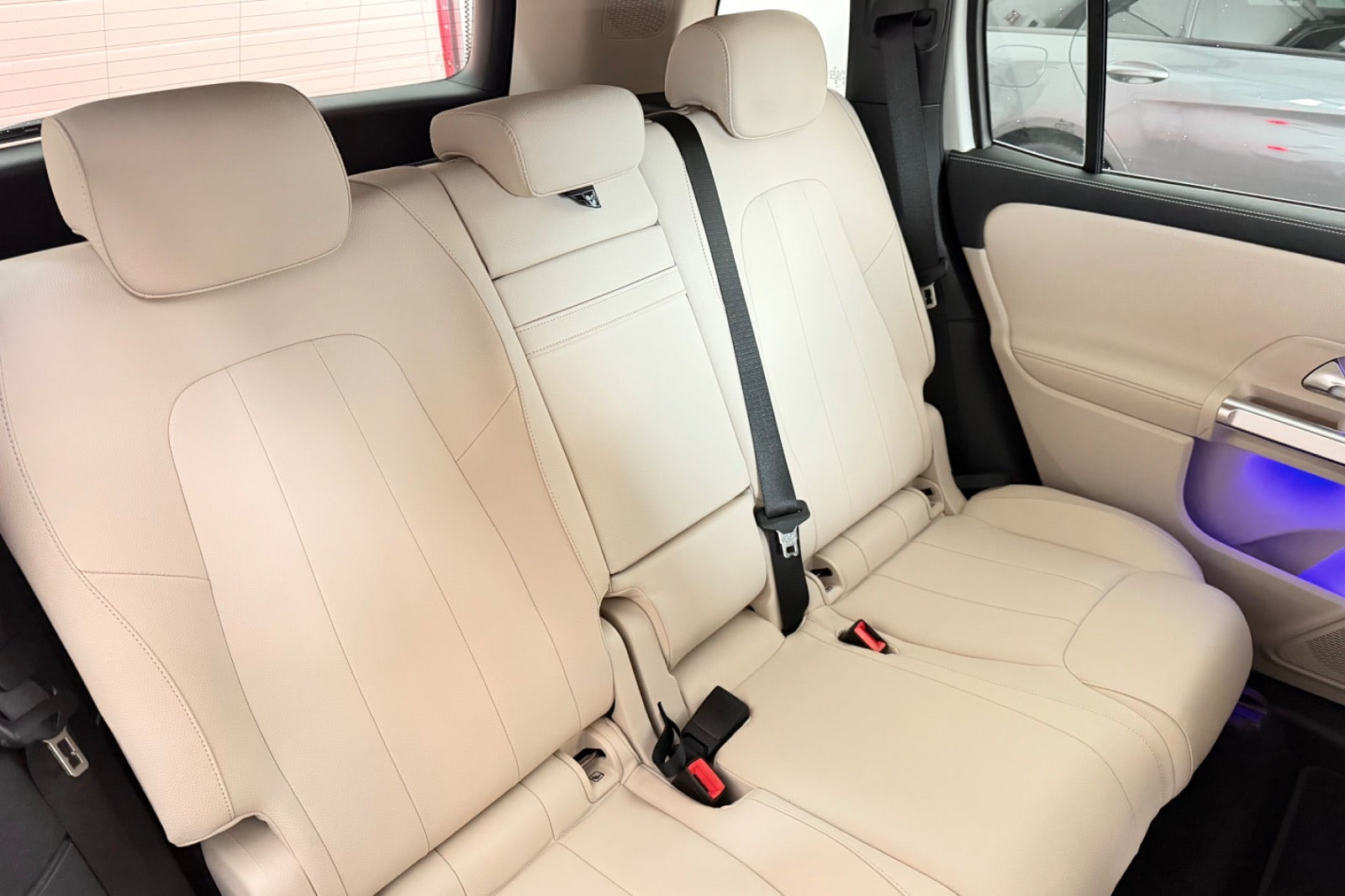 Hvid Mercedes EQB250+ fra 2026