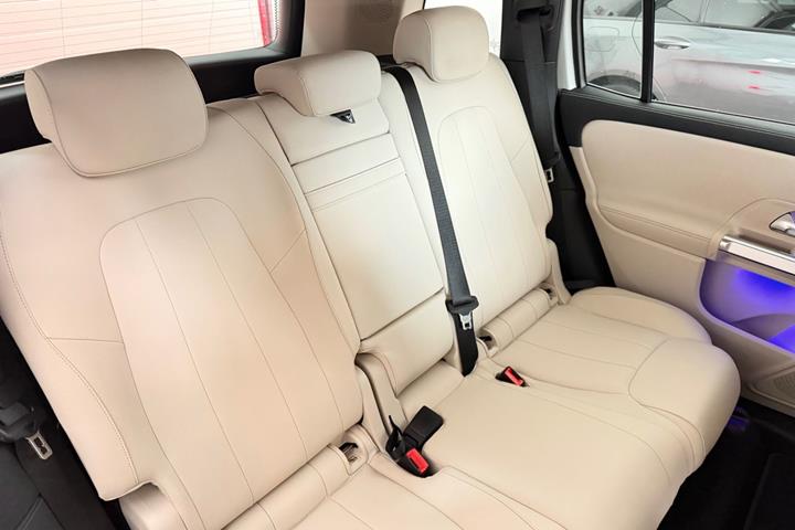 Hvid Mercedes EQB250+ fra 2026
