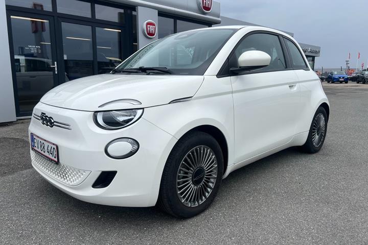 Hvid Fiat 500e fra 2024 set udefra