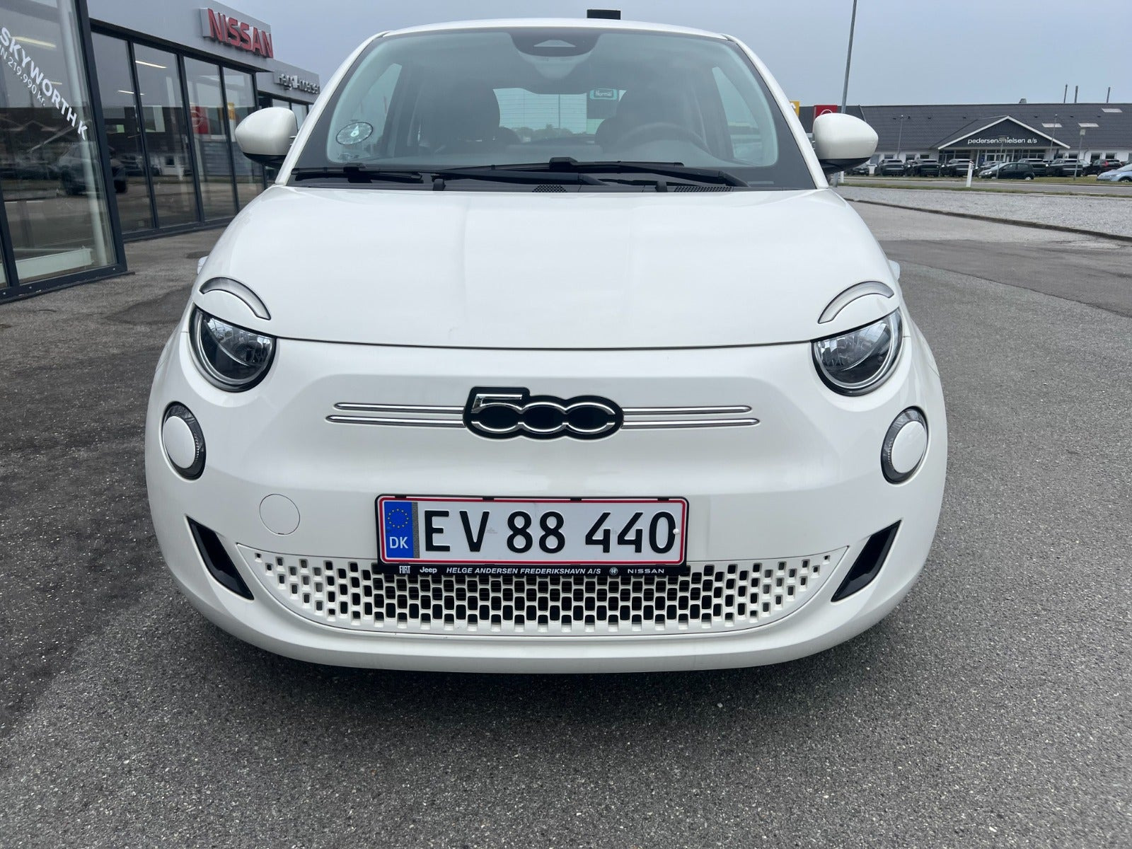 Hvid Fiat 500e fra 2024