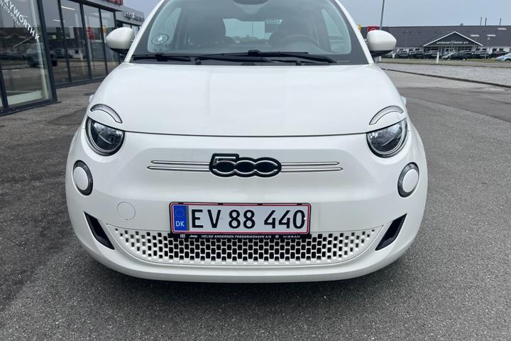Hvid Fiat 500e fra 2024