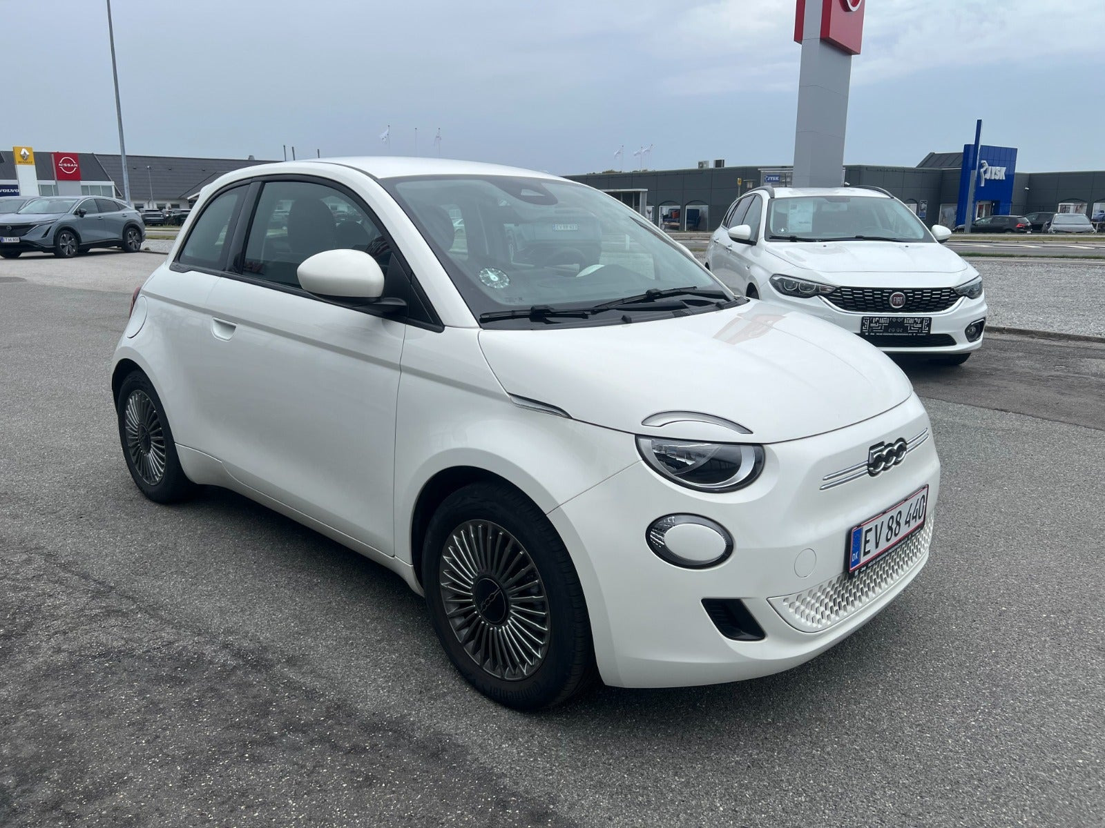 Hvid Fiat 500e fra 2024