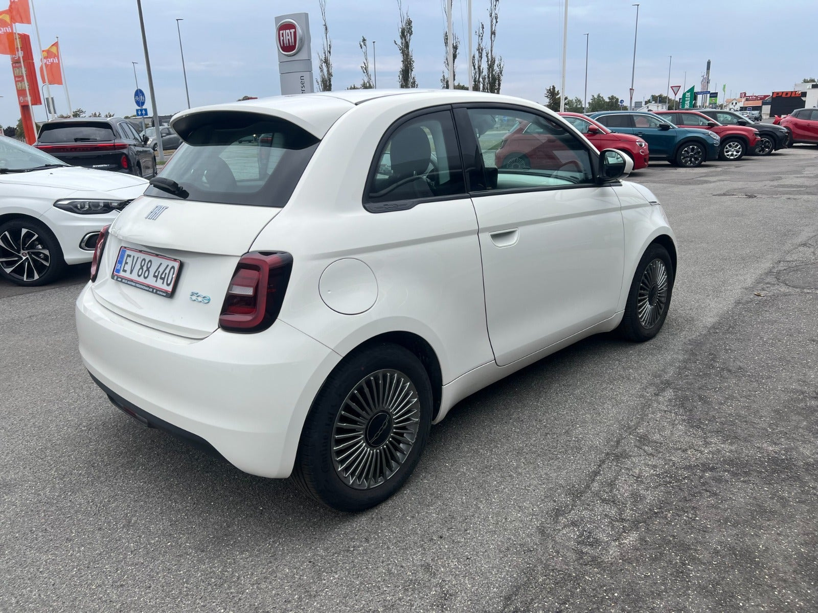 Hvid Fiat 500e fra 2024