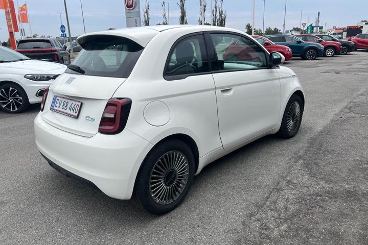 Hvid Fiat 500e fra 2024