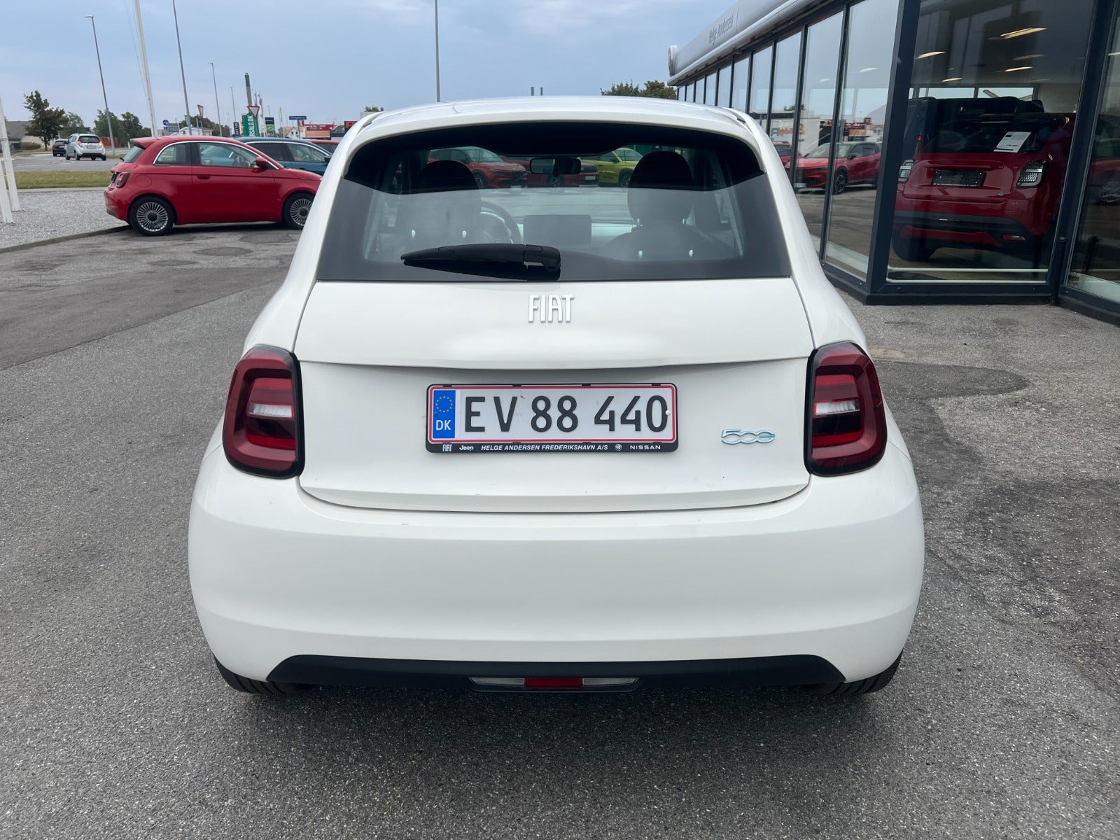 Hvid Fiat 500e fra 2024