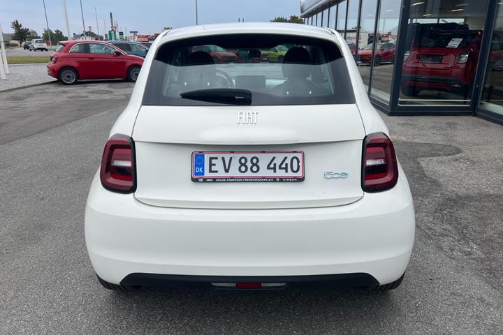 Hvid Fiat 500e fra 2024