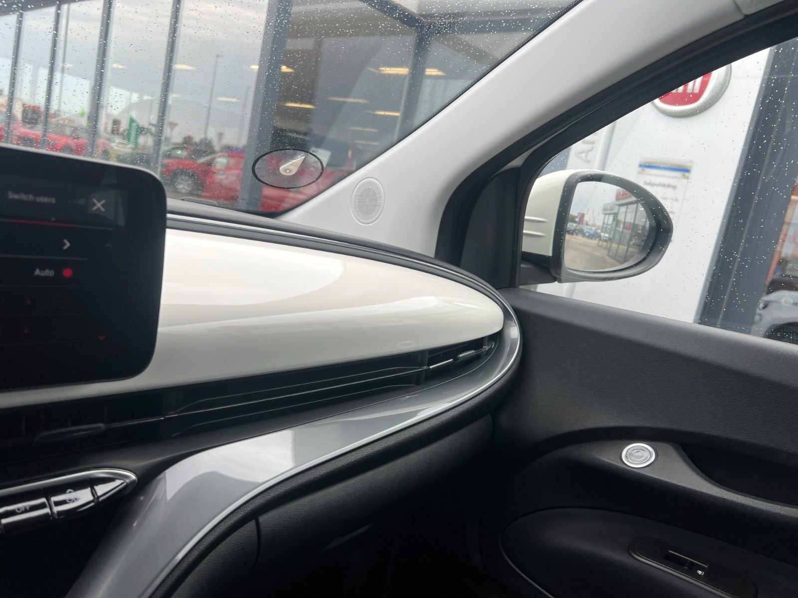 Hvid Fiat 500e fra 2024