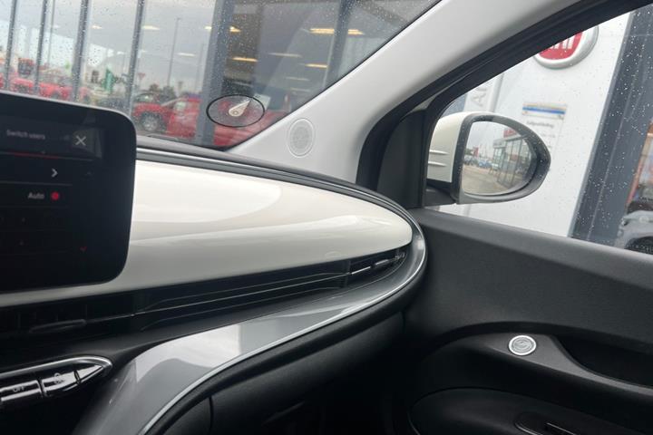 Hvid Fiat 500e fra 2024