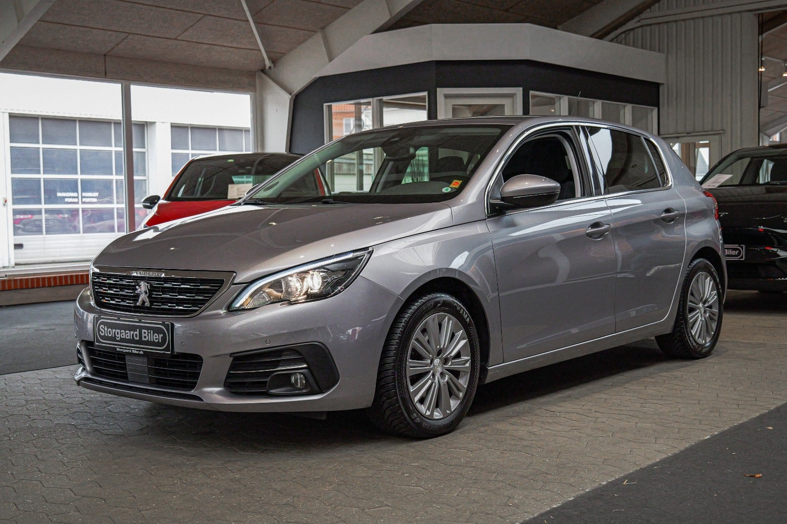 Grå Peugeot 308 fra 2021