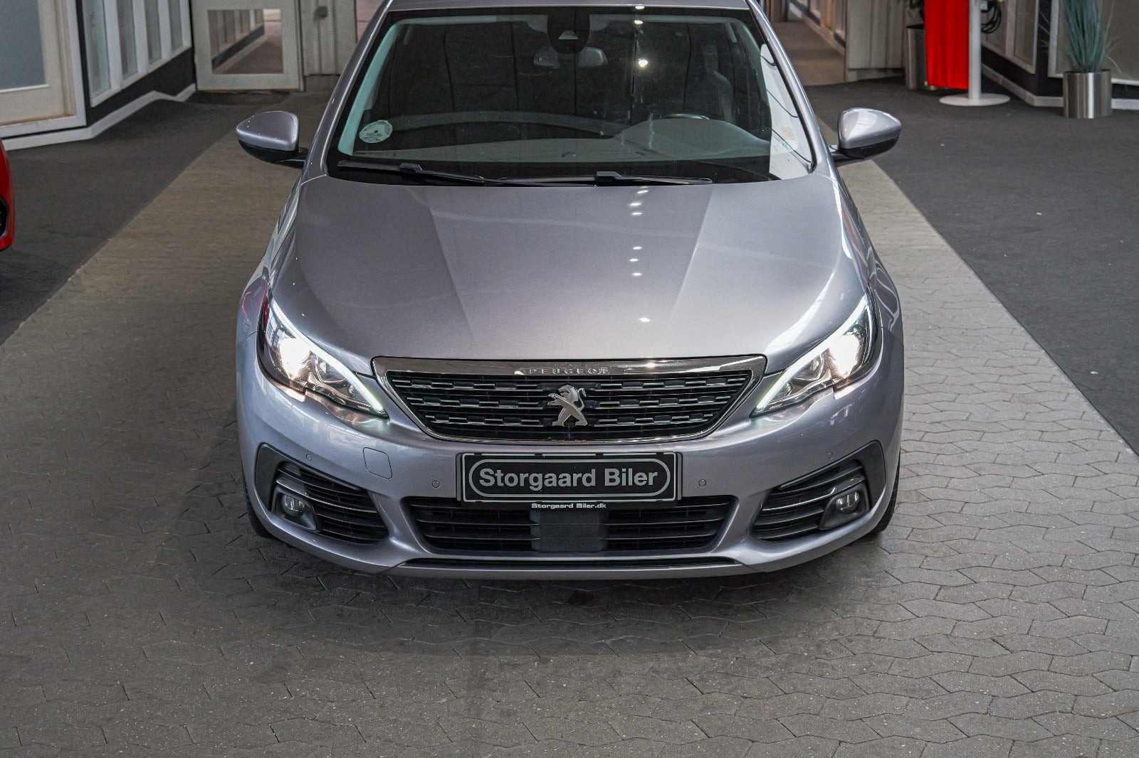 Grå Peugeot 308 fra 2021