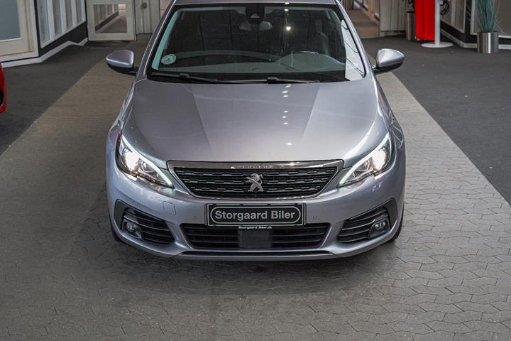 Grå Peugeot 308 fra 2021