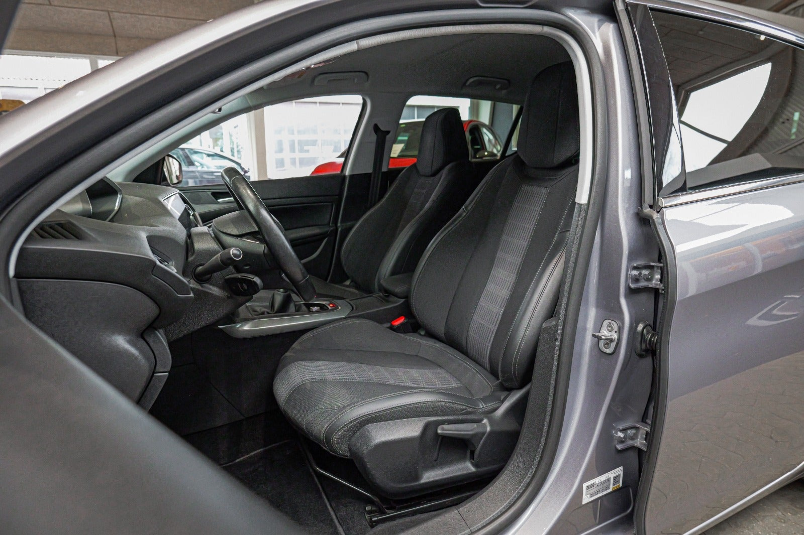 Grå Peugeot 308 fra 2021