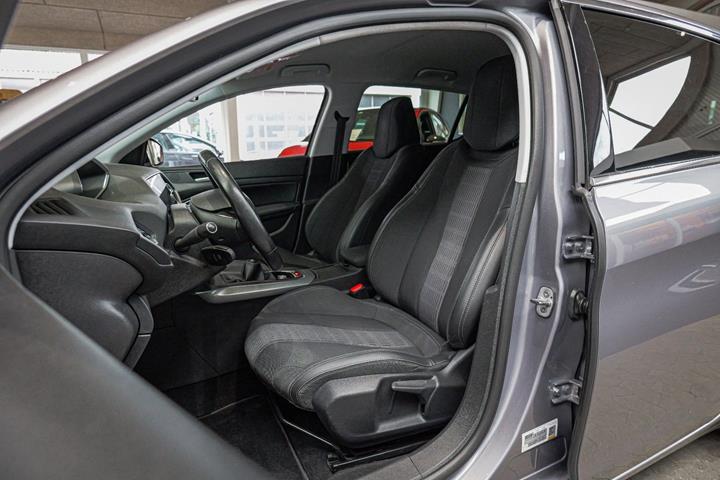 Grå Peugeot 308 fra 2021