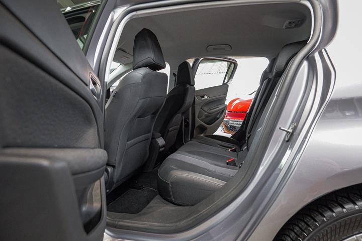 Grå Peugeot 308 fra 2021