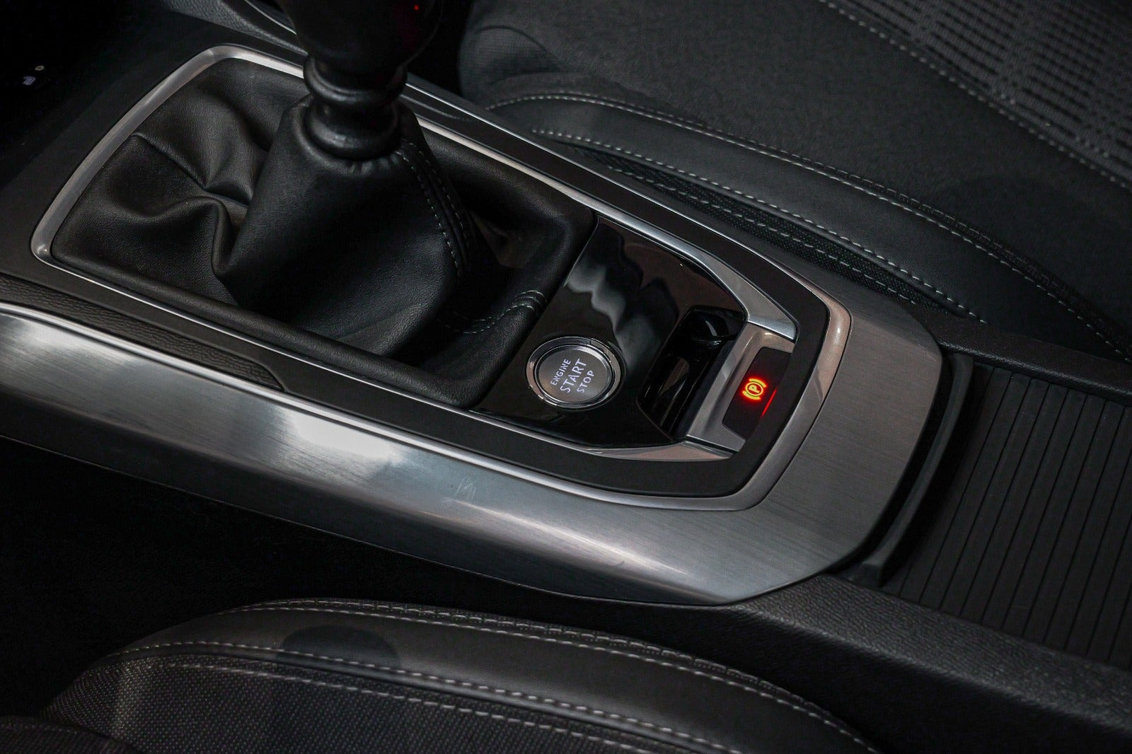 Grå Peugeot 308 fra 2021