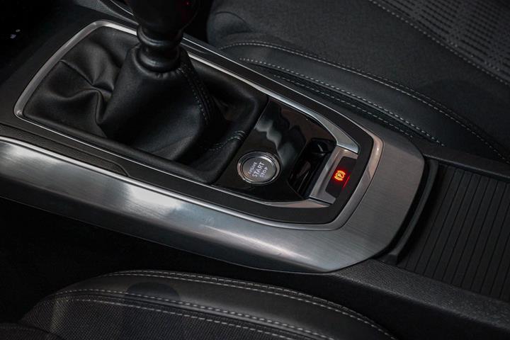 Grå Peugeot 308 fra 2021