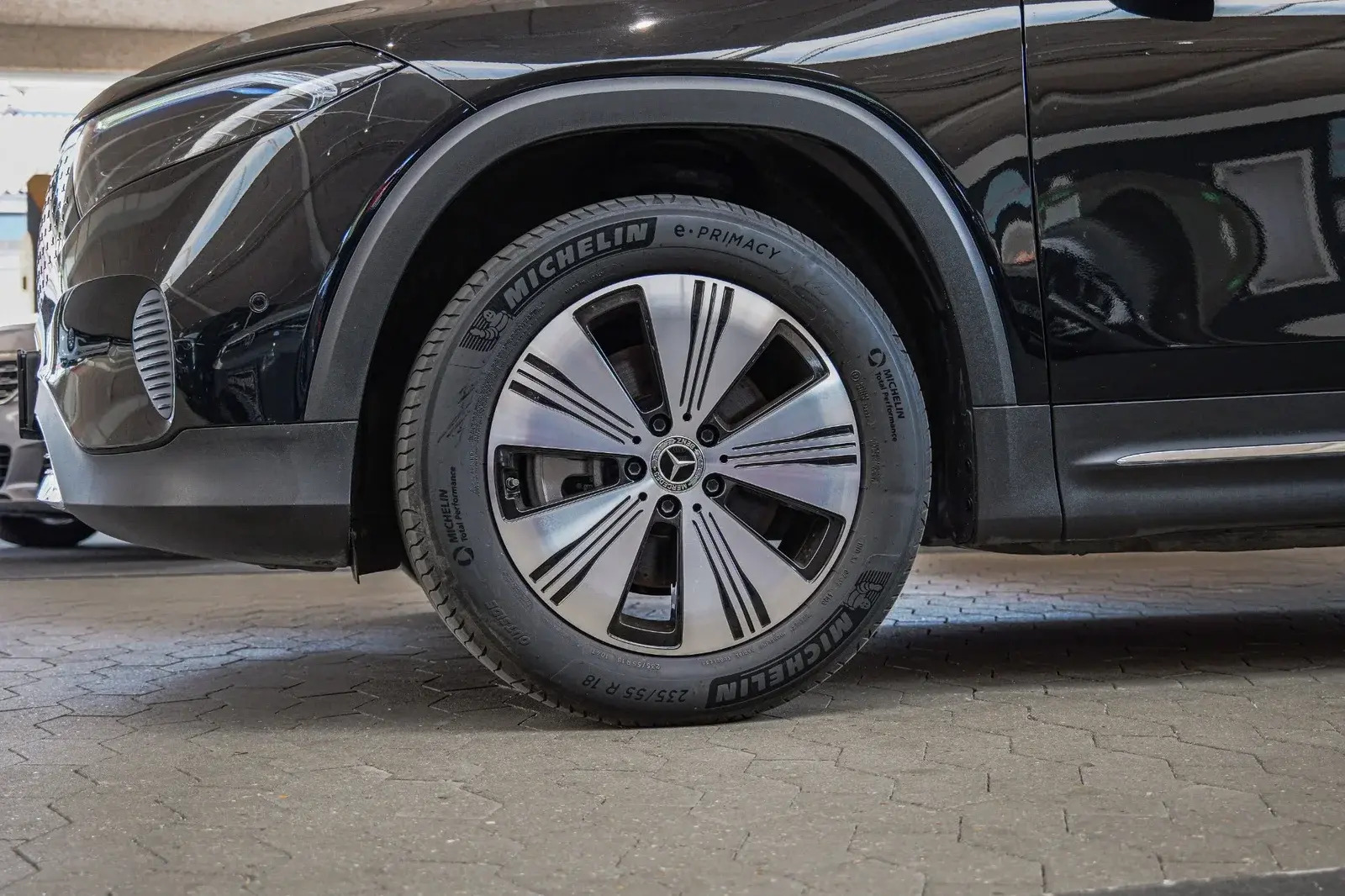 Sort Mercedes EQB250+ fra 2024