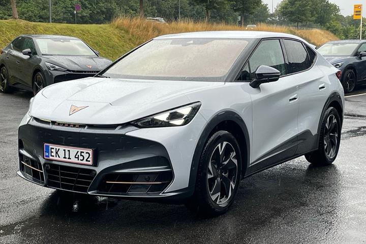 Hvid Cupra Tavascan fra 2025 set udefra