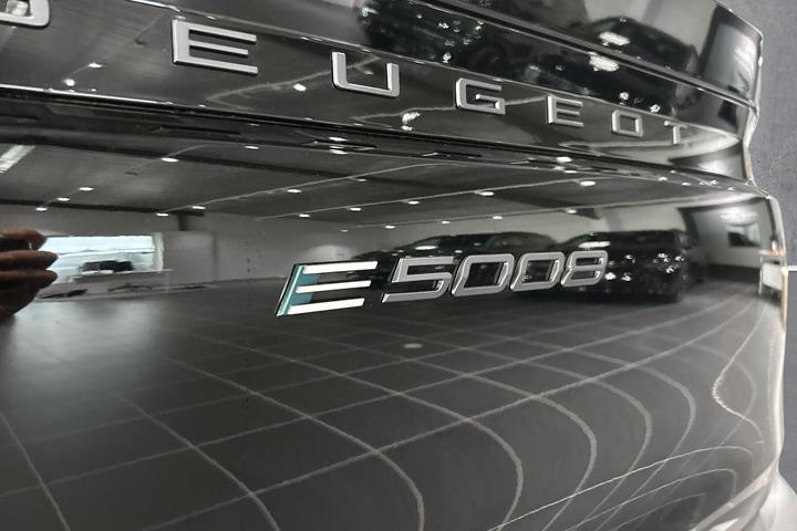 Sort Peugeot e-5008 fra 2026