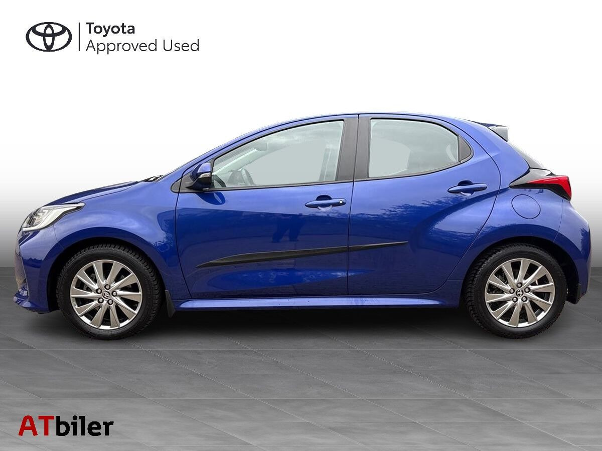 Blå Toyota Yaris fra 2023