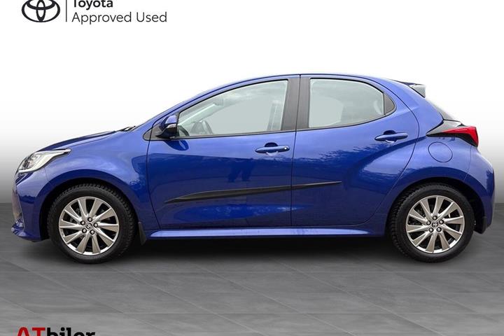 Blå Toyota Yaris fra 2023