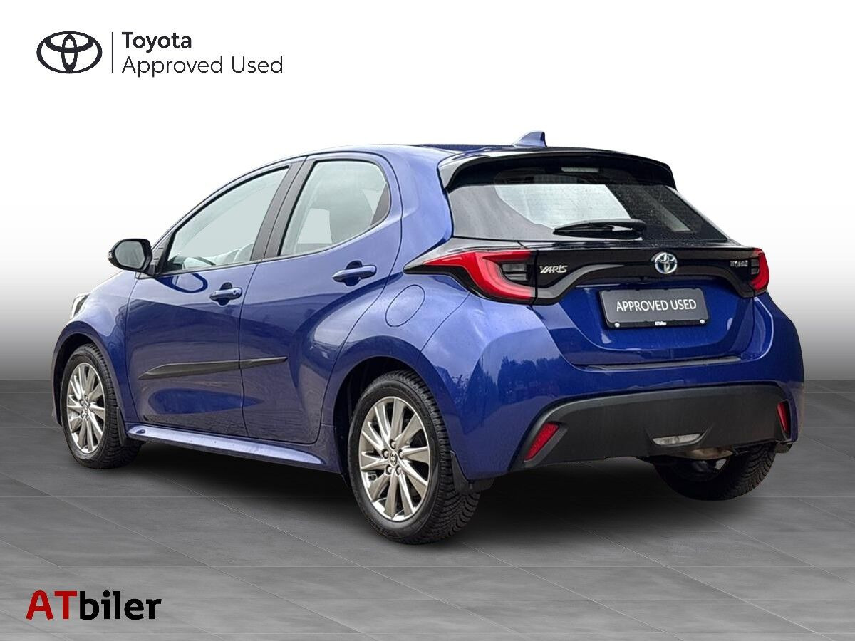 Blå Toyota Yaris fra 2023