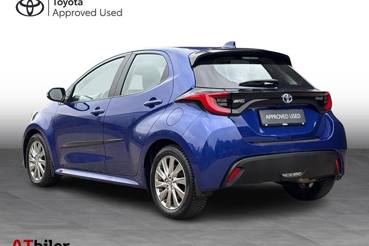 Blå Toyota Yaris fra 2023