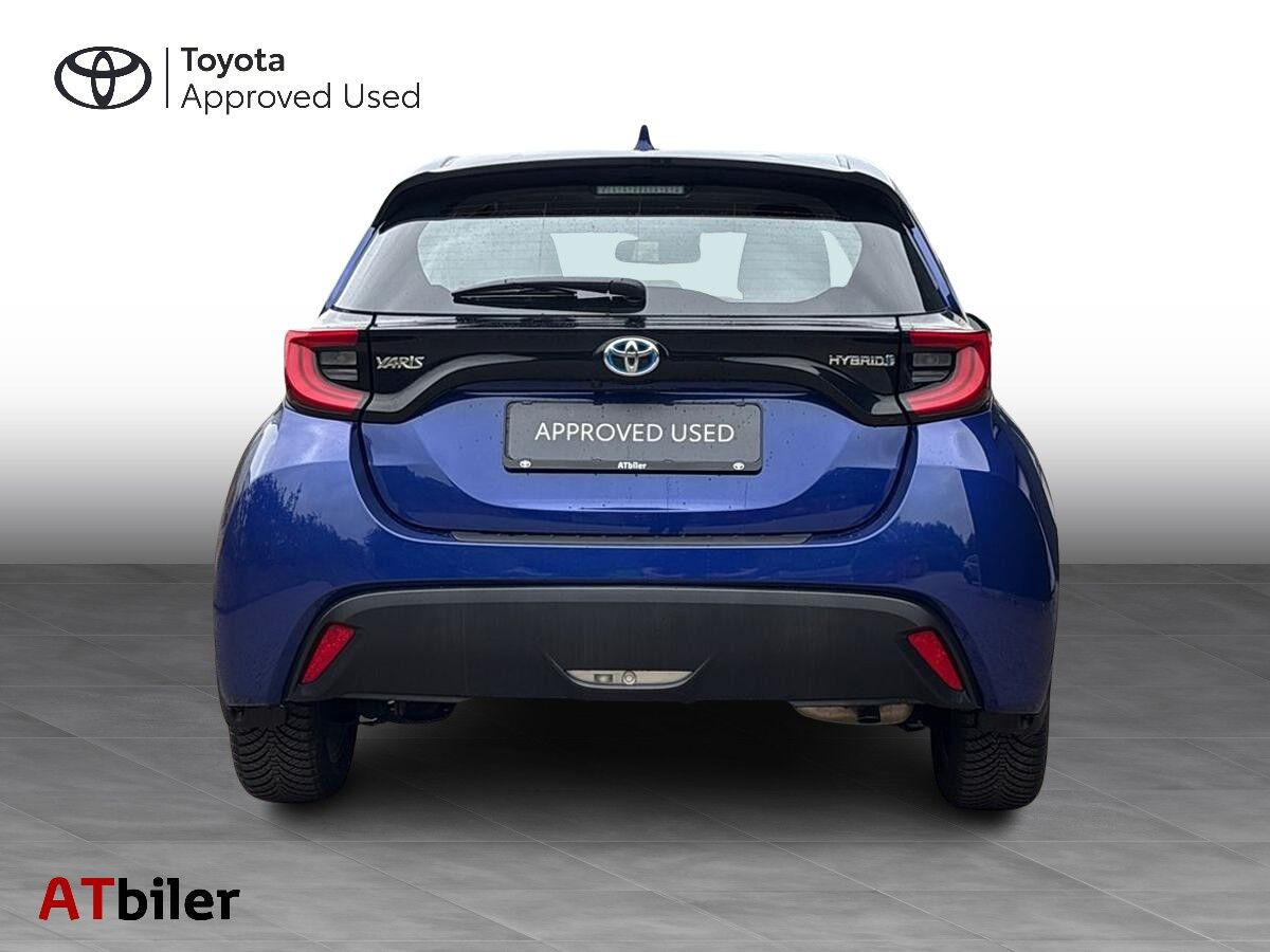 Blå Toyota Yaris fra 2023
