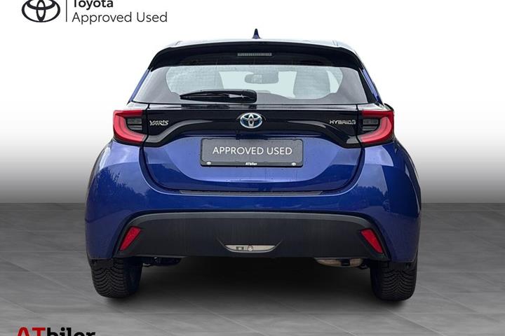 Blå Toyota Yaris fra 2023