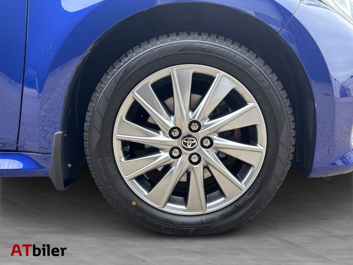 Blå Toyota Yaris fra 2023