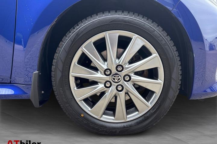 Blå Toyota Yaris fra 2023