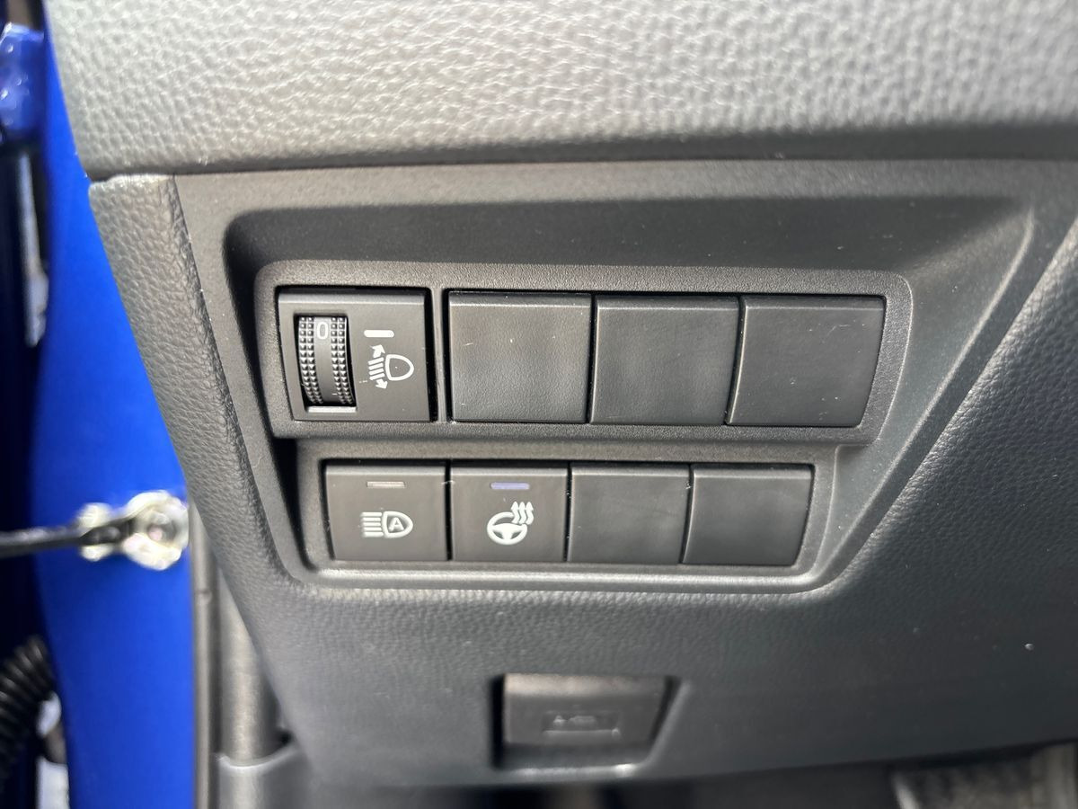 Blå Toyota Yaris fra 2023
