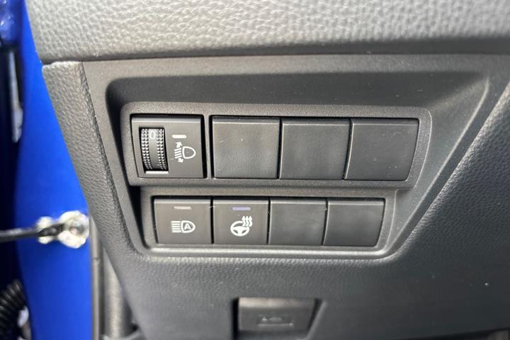 Blå Toyota Yaris fra 2023