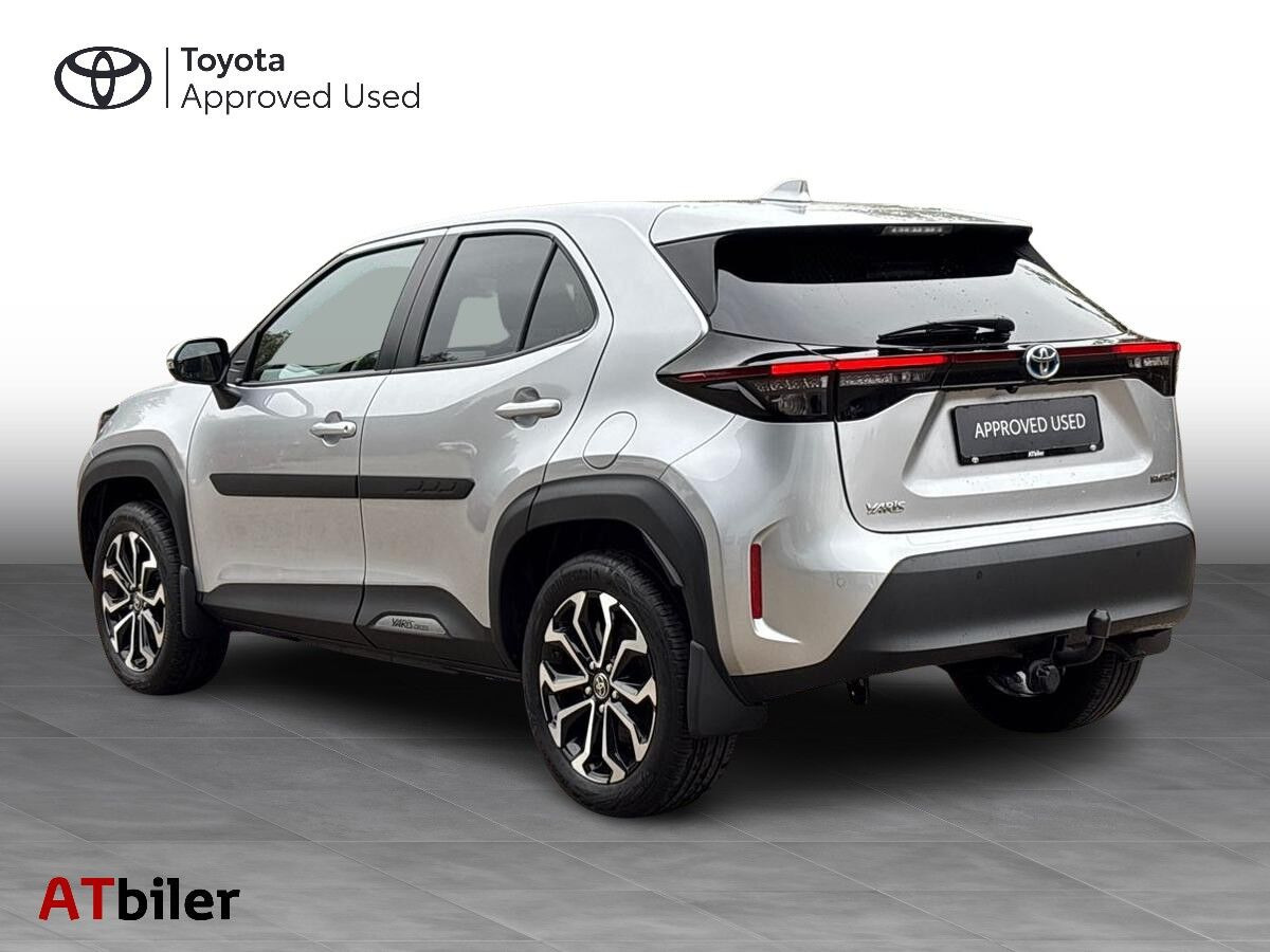 Sølv Toyota Yaris Cross fra 2022