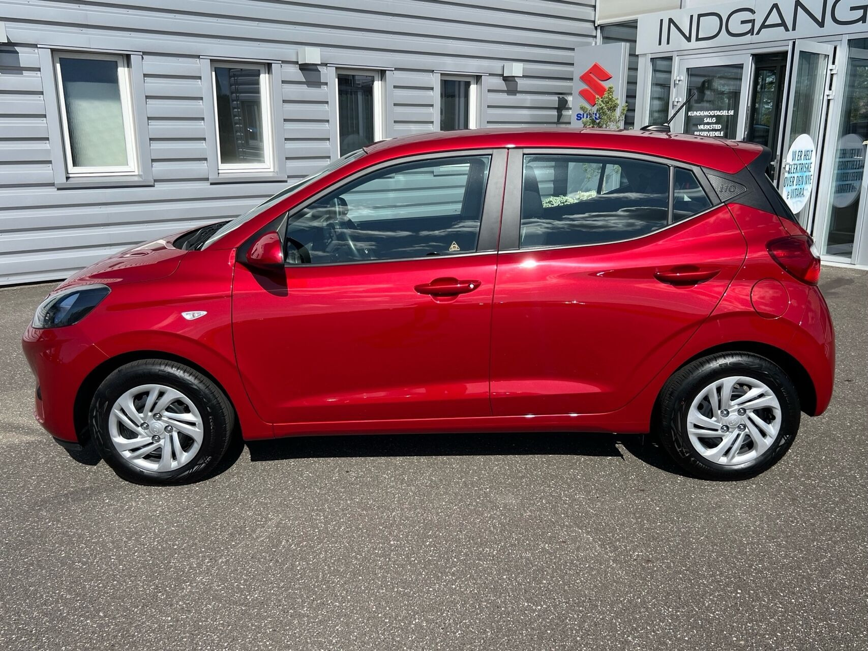 Rød Hyundai i10 fra 2024