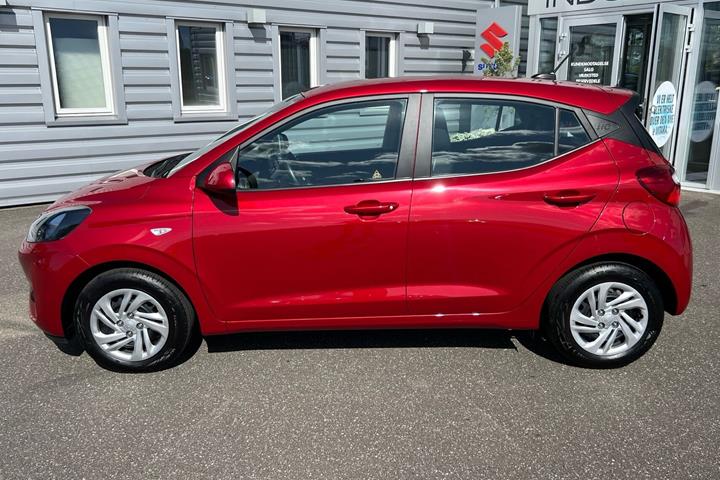 Rød Hyundai i10 fra 2024