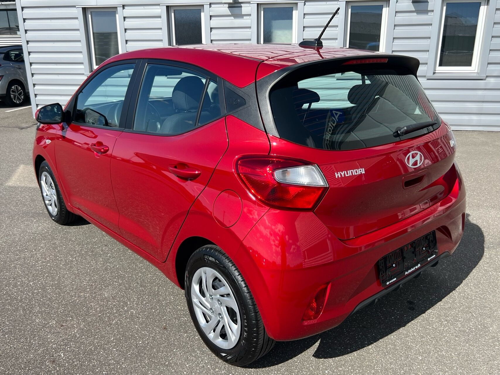 Rød Hyundai i10 fra 2024