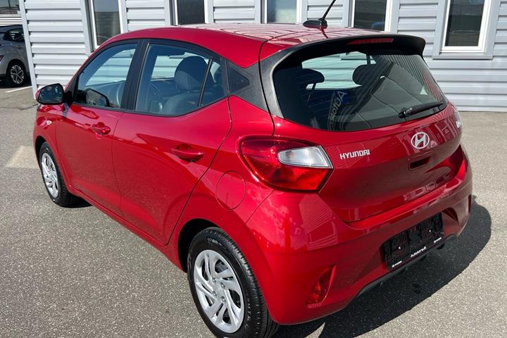 Rød Hyundai i10 fra 2024