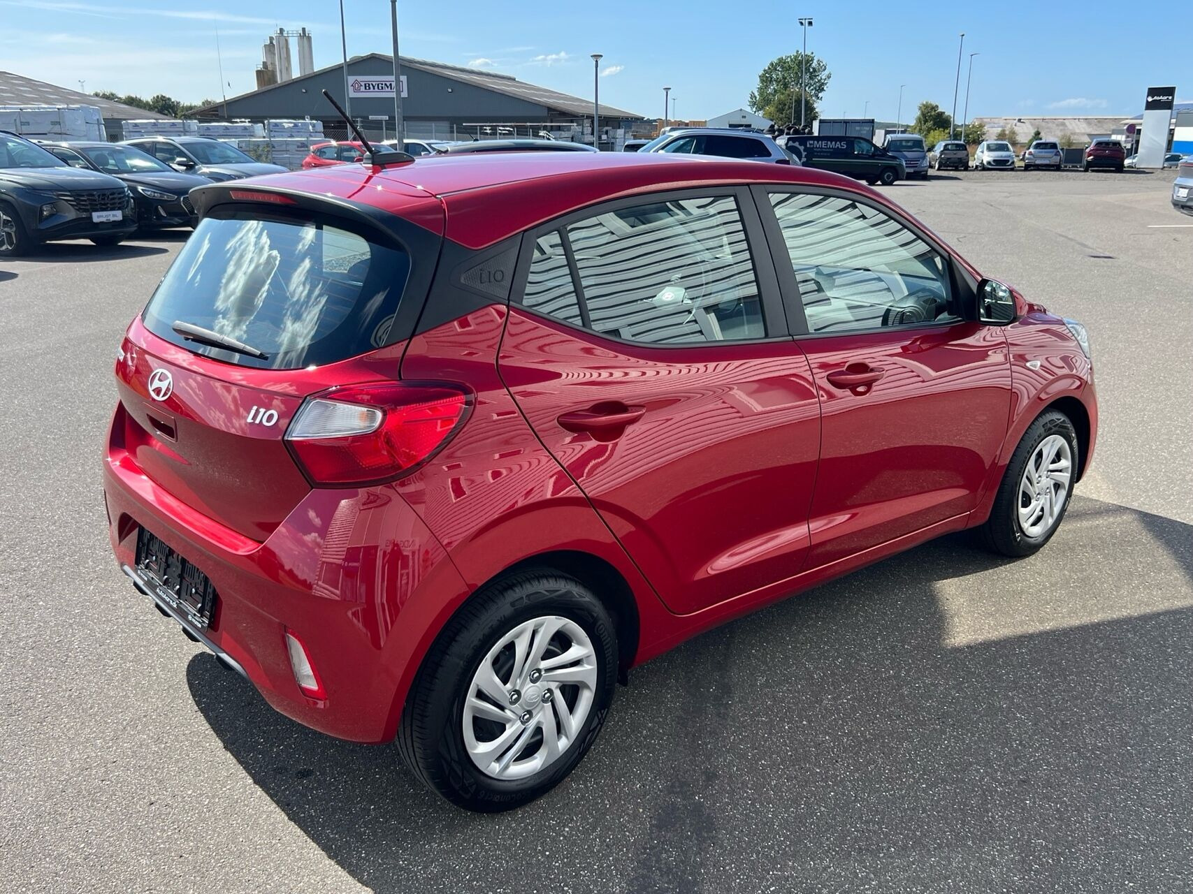 Rød Hyundai i10 fra 2024