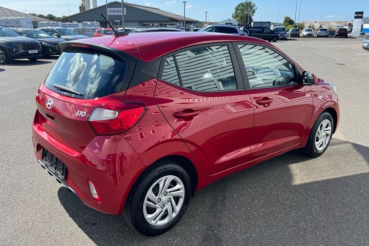 Rød Hyundai i10 fra 2024