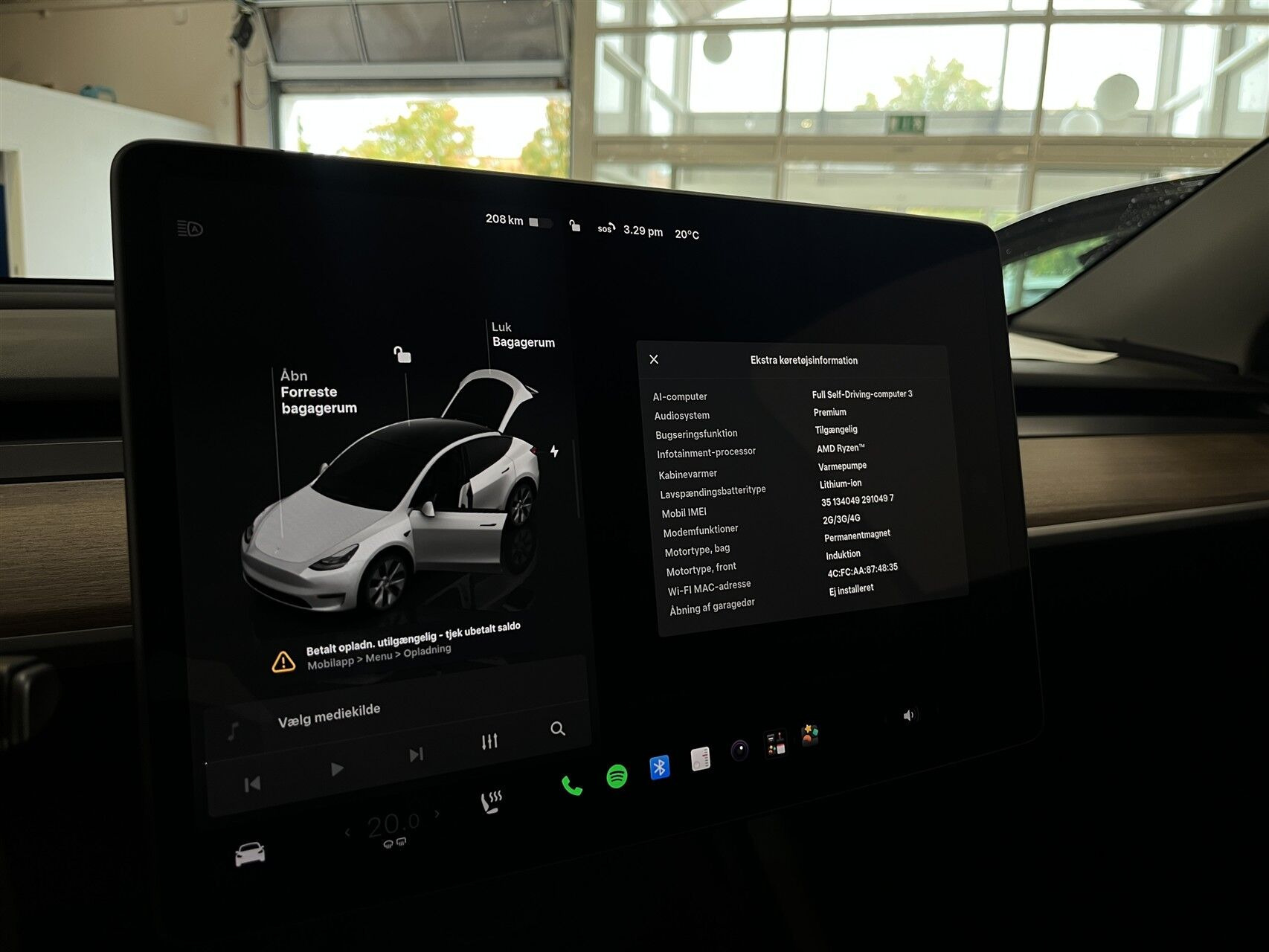 Hvid Tesla Model Y fra 2023