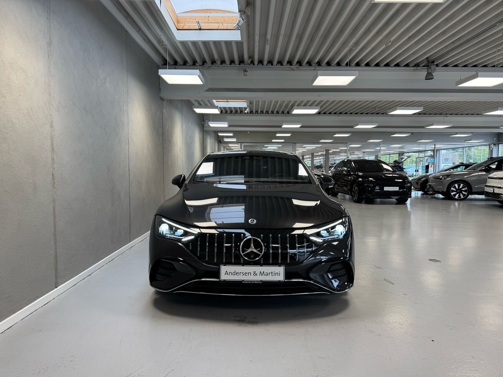 Grå Mercedes EQE 43 AMG fra 2025